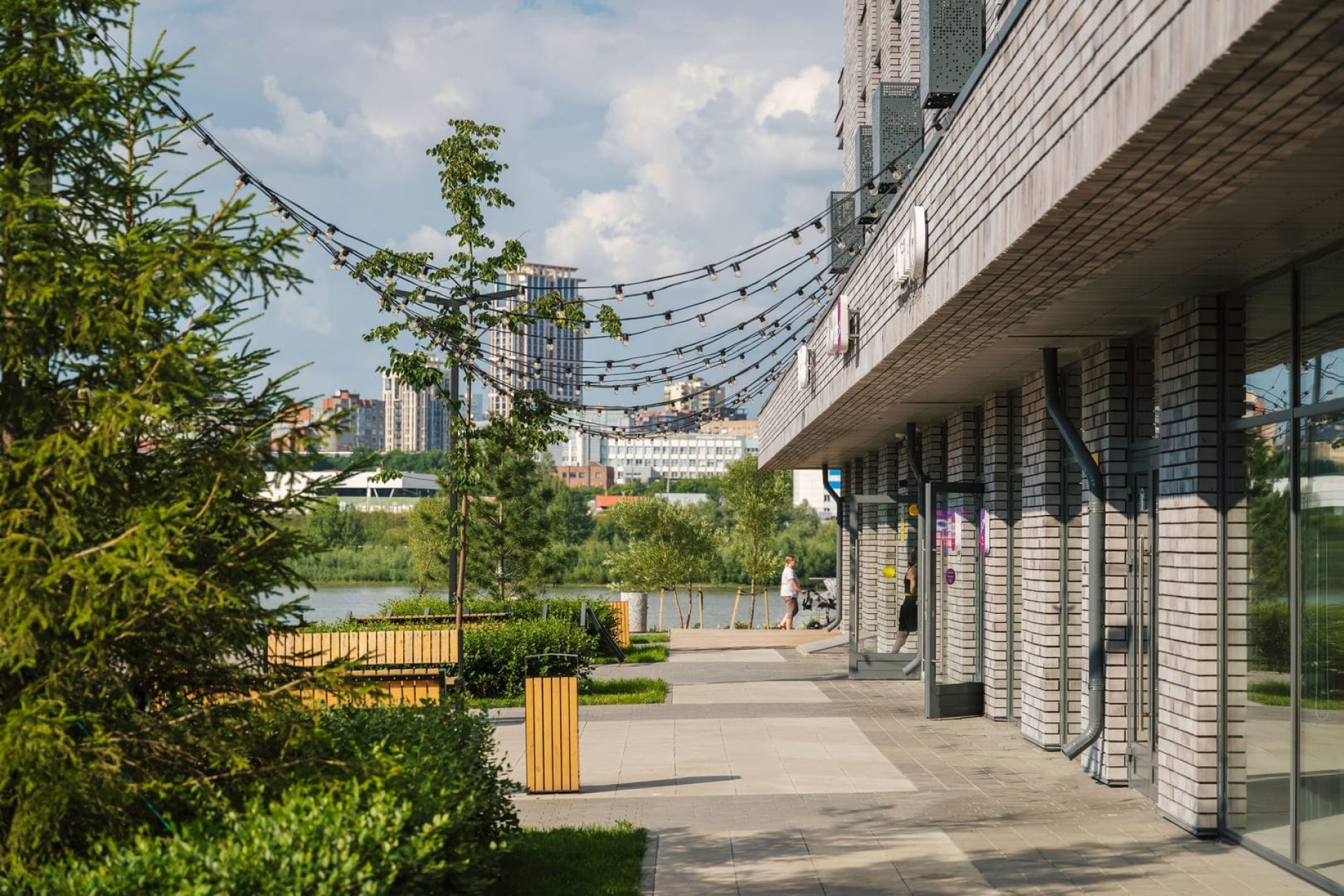 Ясный берег-город у воды