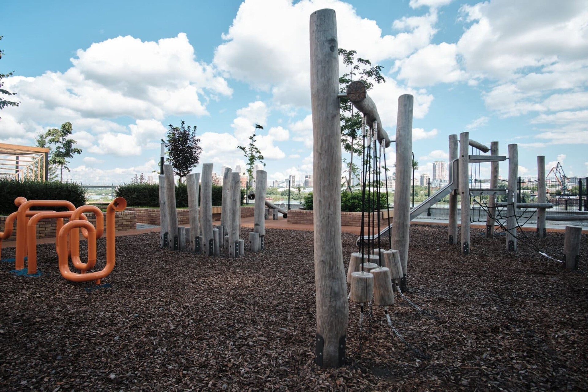 Ясный берег-город у воды